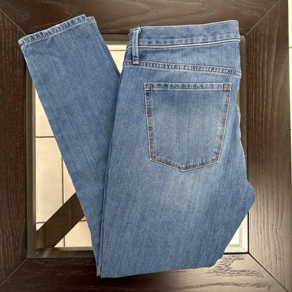 GAP Light Wash Straight Leg Jeans Size 31 Mid-Rise Denim